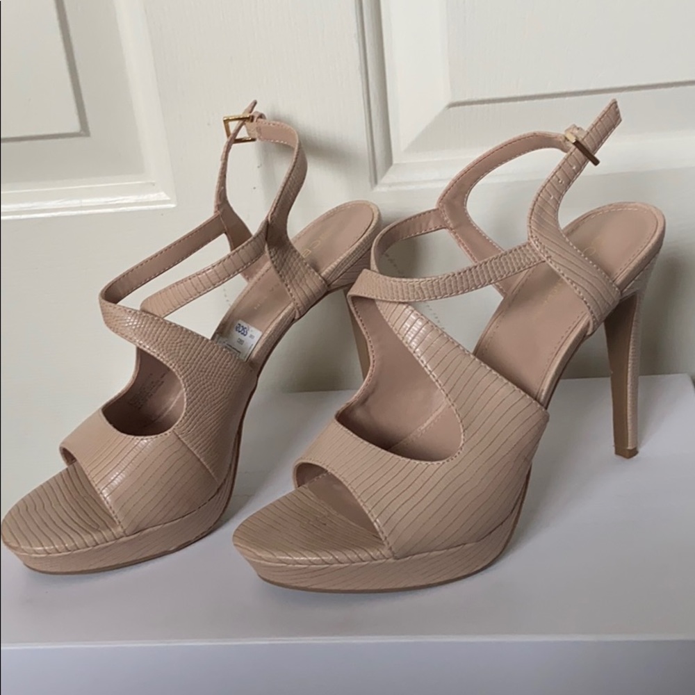 BCBG Size 8 1/2. Worn 3x. Very good condition